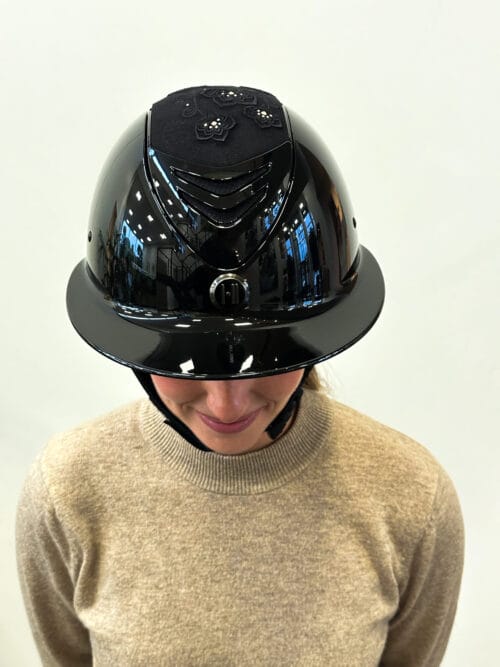 OneK Avancé ridhjälm – Broderad blomstertopp, kromdetalj OneK Avancé ridhjälm | VbridSport