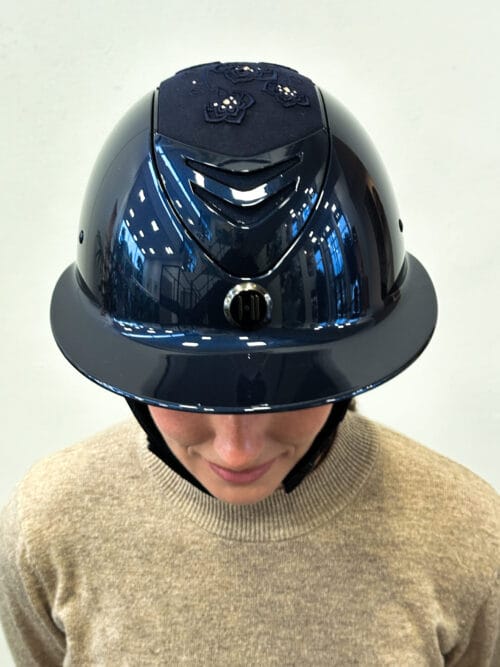 OneK Avancé ridhjälm – Broderad blomstertopp, kromdetalj OneK Avancé ridhjälm | VbridSport