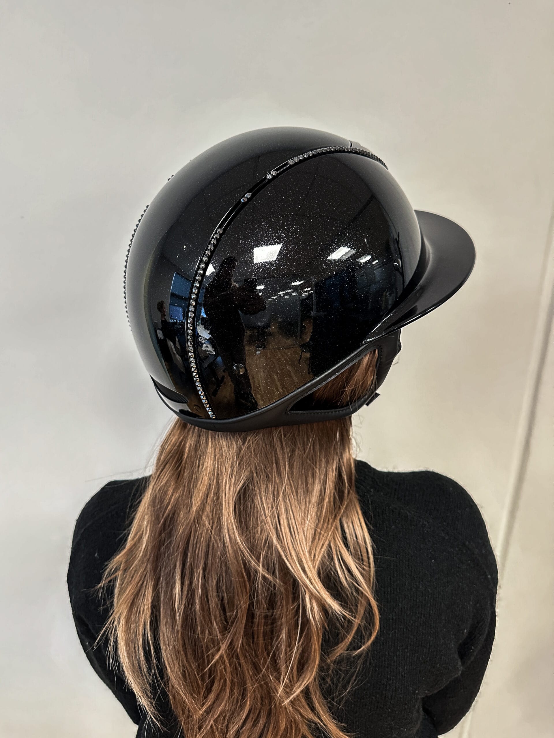 OneK MIPS Avancé Lux ridhjälm – skimrande finish, svart Swarovski-kant - Bild 3