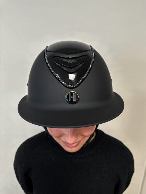 OneK MIPS Avancé Lux ridhjälm – blank topp, svart Swarovski-kant OneK MIPS Avancé Lux | VbridSport